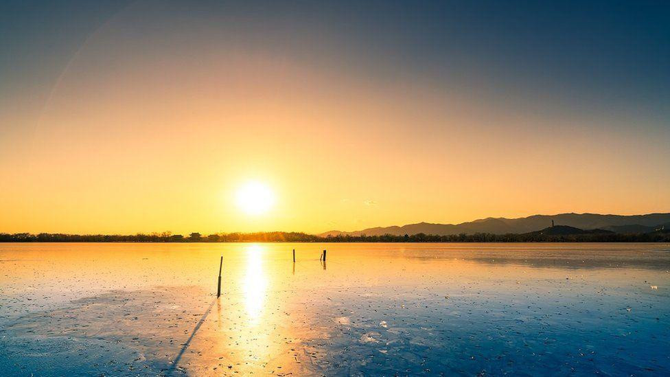 ledno jezero i zalazak sunca