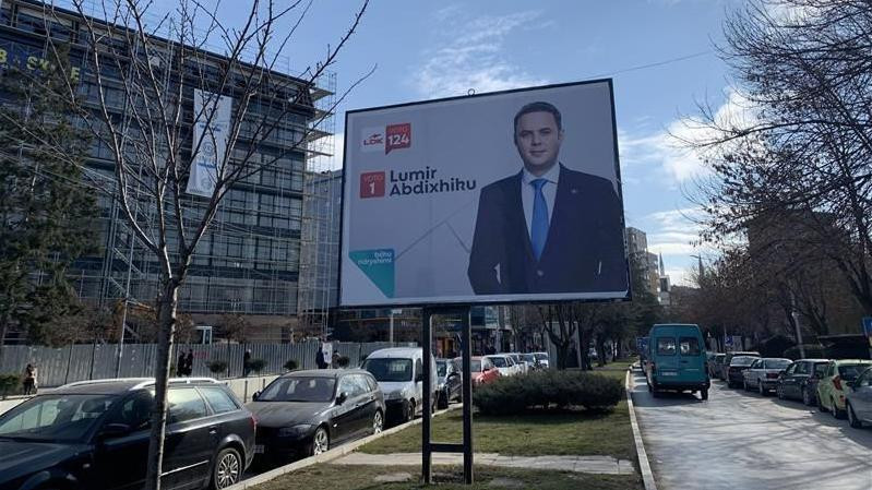 Bilbord LDK kandidata za premijera Ljumira Abdidžikua u Južnoj Mitrovici 