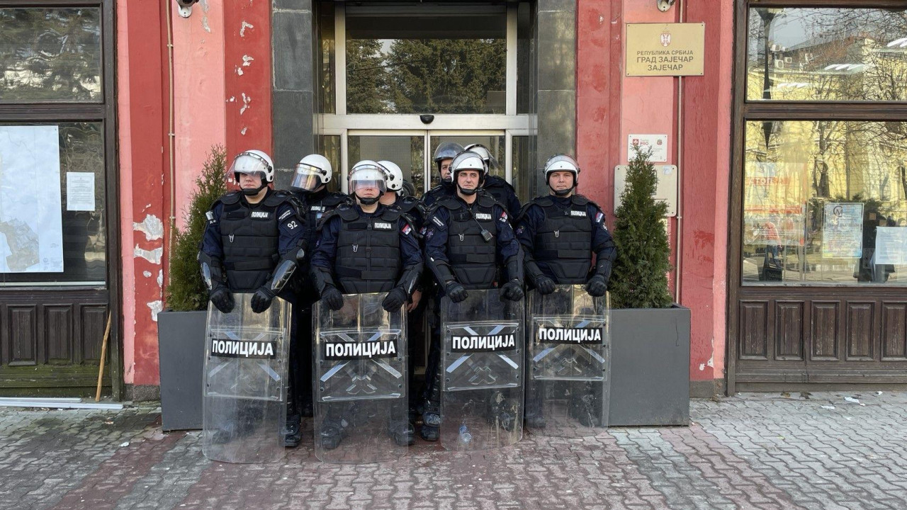 policija ispred Skupštine grada u Zaječaru
