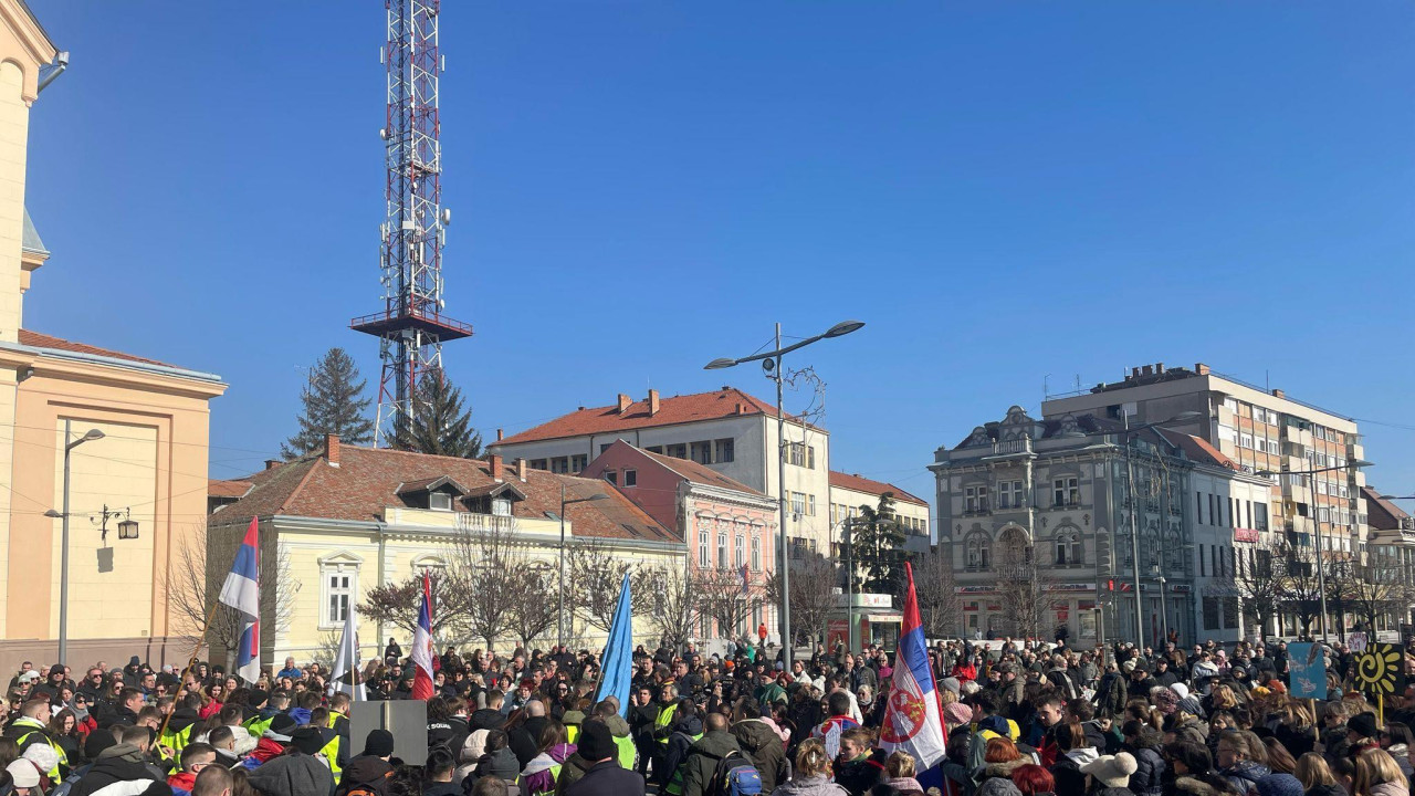 Okupljeni građani u Zrenjaninu